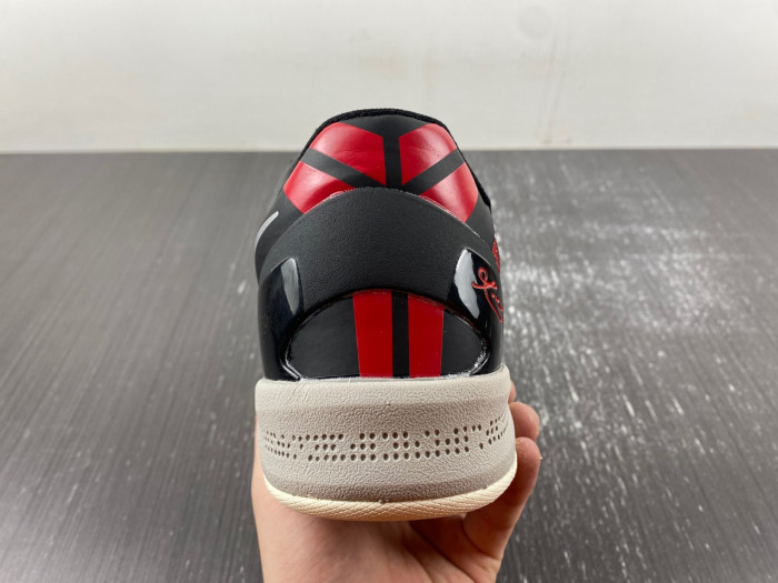 Kobe 8 System "Milk Snake"  555035-601