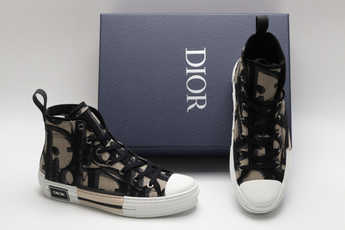 D10R B23 Oblique High Top Sneaker