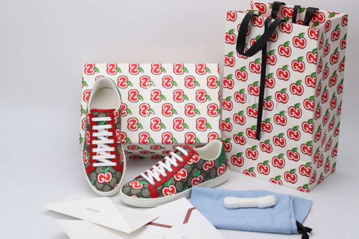 Gv*c ace embroidered low-top sneaker