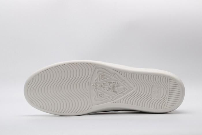 Gv*c ace embroidered low-top sneaker white with bee