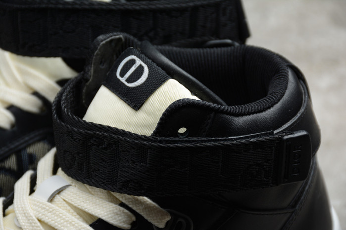 D10R B27 High Top Sneaker